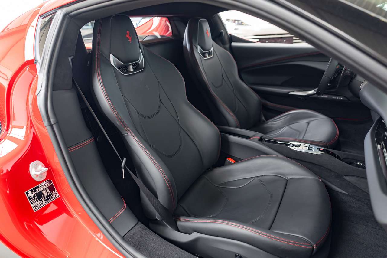 Ferrari 296 GTB FULL PPF|FREE FERRARI SERVICE UNTIL 2029|FRONT LIFT|CARBON STEERING WHEEL|CARBON DETAILS|CAMERA|ELECTRIC-SEATS|LA| — foto 18 van 25