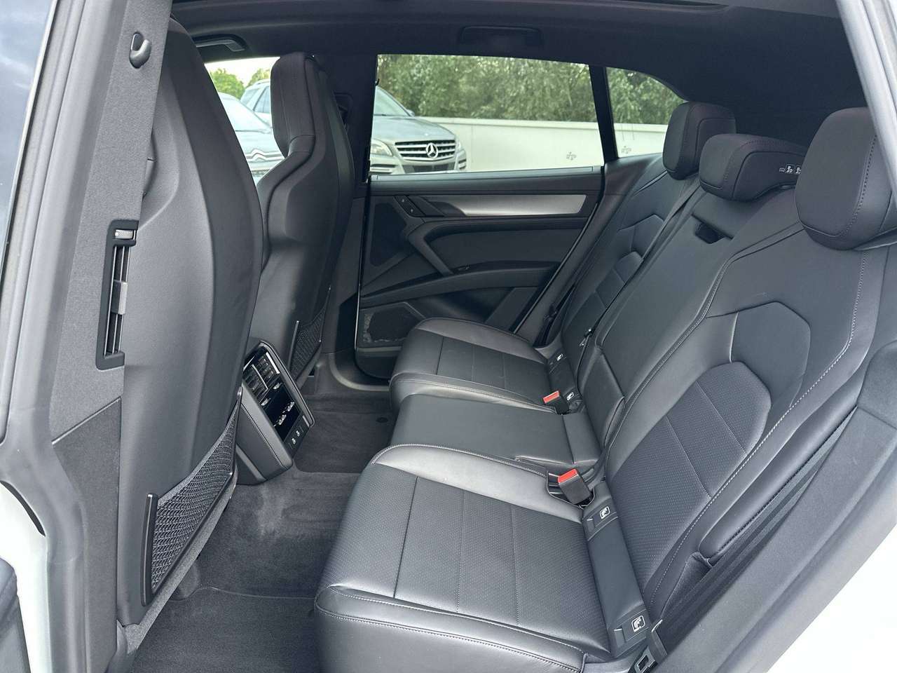 Porsche Cayenne ELECTRIC Trekhaak Pano Dak 22" Sport Design Pack Achterasbesturing — foto 14 van 19