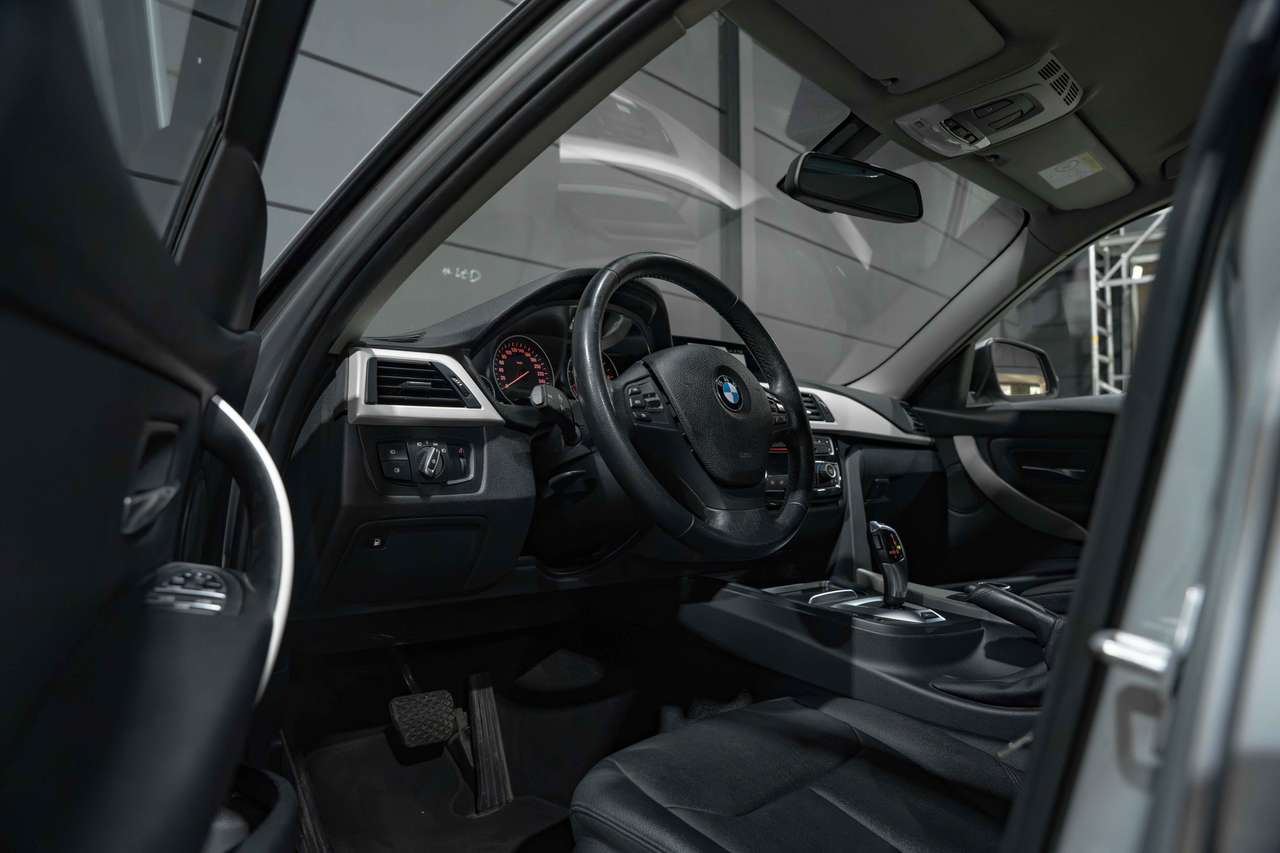 BMW 330 LED*AUTOMAAT*LEER* — foto 15 van 25