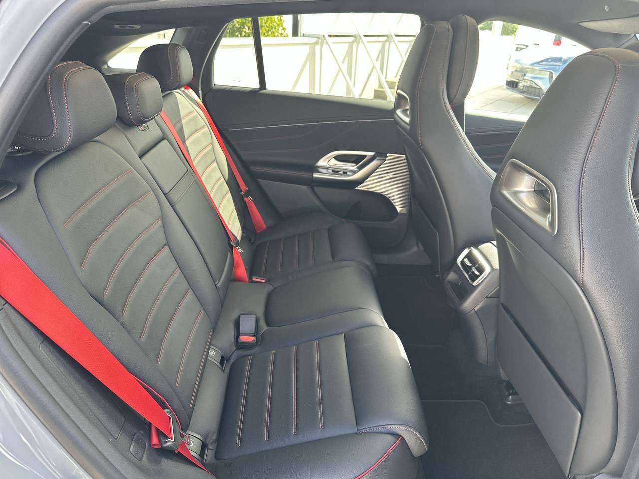 Mercedes-Benz GLC 400 4M ELECTRIC/ACHTERASBESTURING/AMG/RIJASSIST/PANODAK/AIRMATIC/TREKH/BURMESTER — foto 17 van 19
