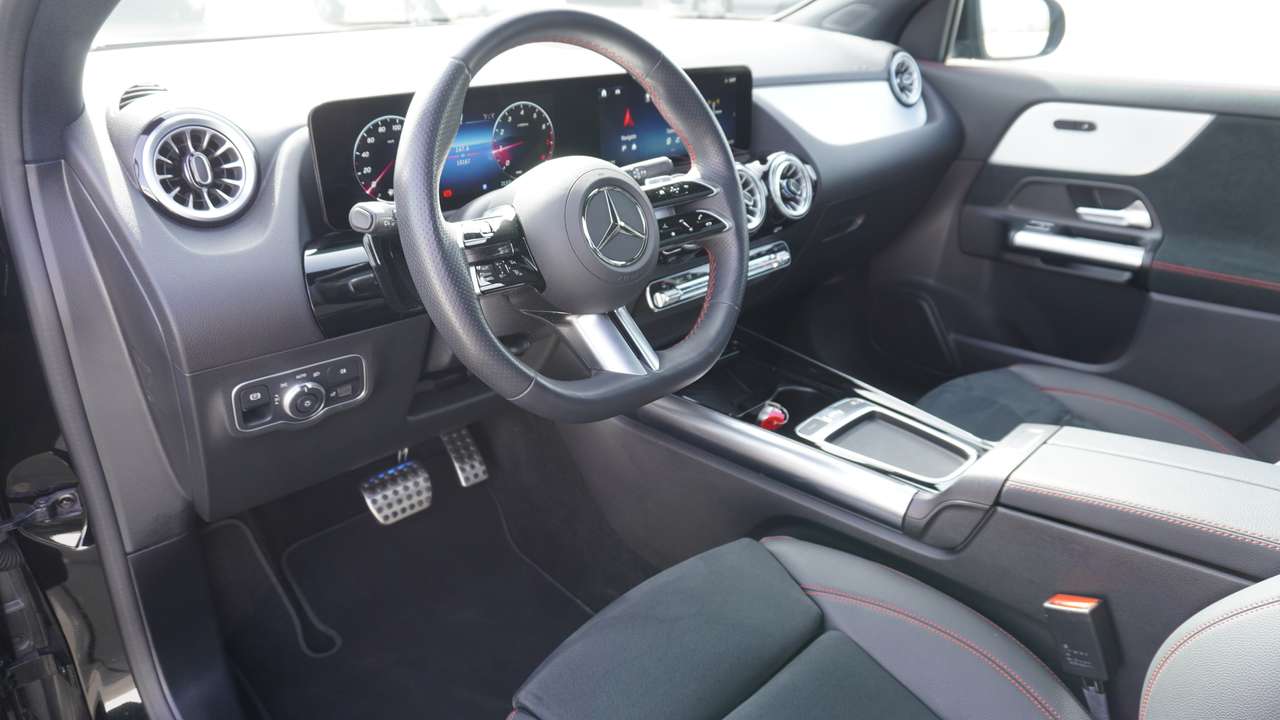 Mercedes-Benz GLA 180 AMG Line Pano Dak Distronic Nightpack 20" multispaaks  Full Full option!!! — foto 16 van 18