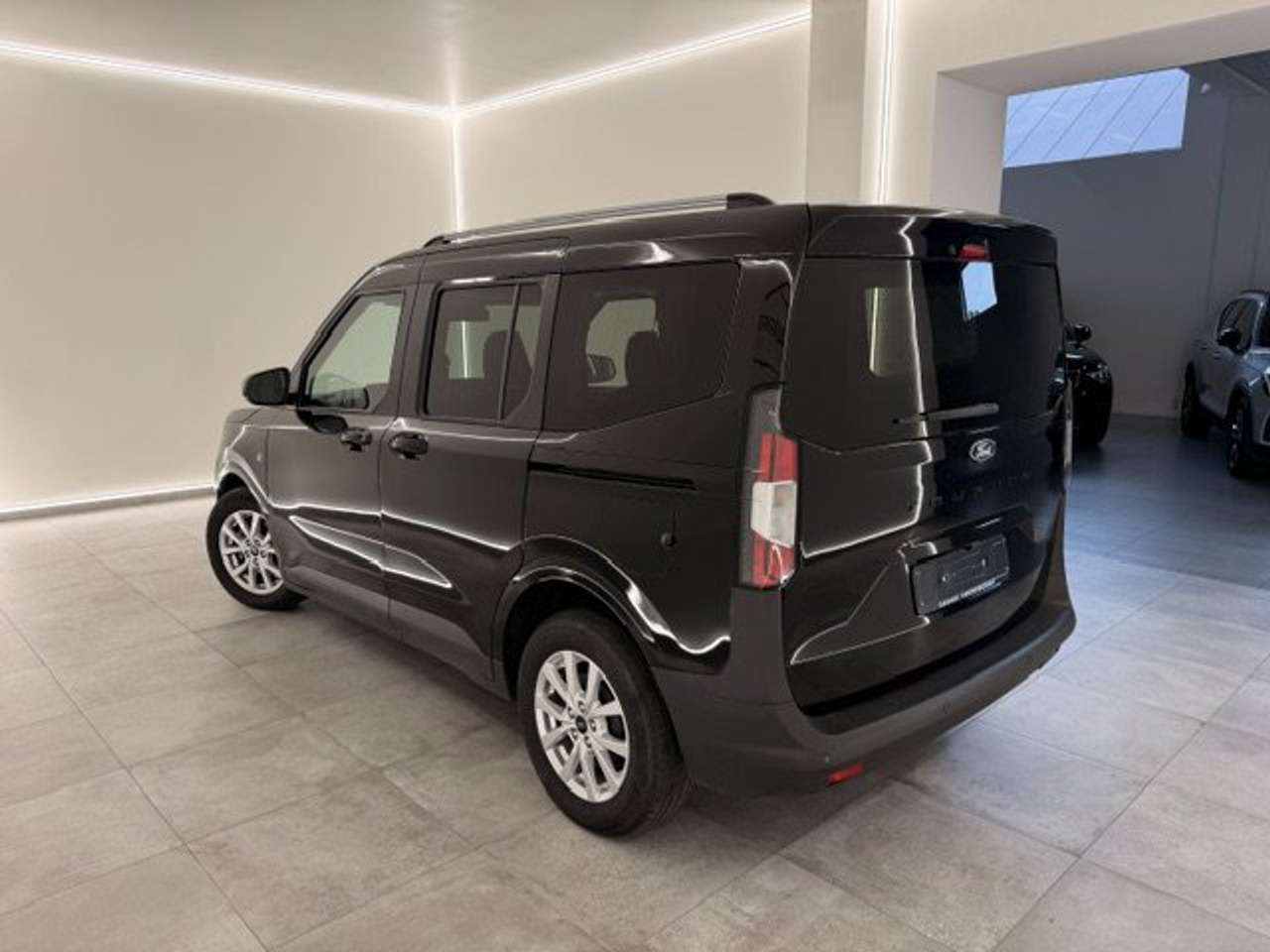 Ford Tourneo Courier TITANIUM BENZINE 125PK 22000KM — foto 3 van 21