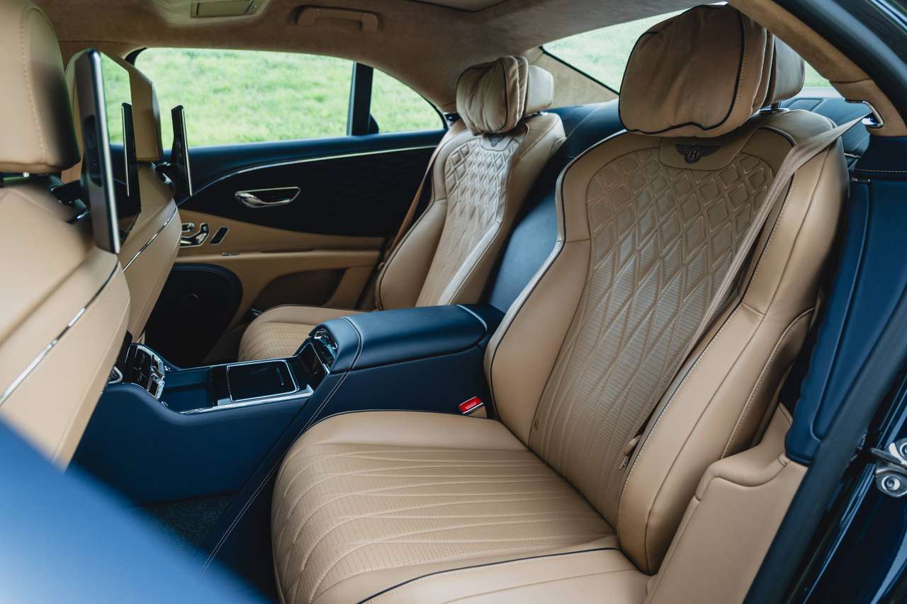 Bentley Flying Spur AZURE HYBRID - 4 SEAT - TOURING SPECIFICATION — foto 18 van 25