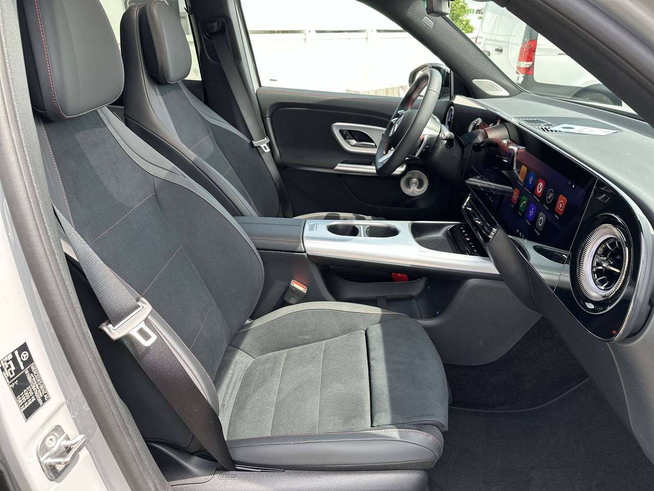 Mercedes-Benz GLB 250 + AMG LINE Electric Pano dak Memory Burmester 19" AMG — foto 14 van 19