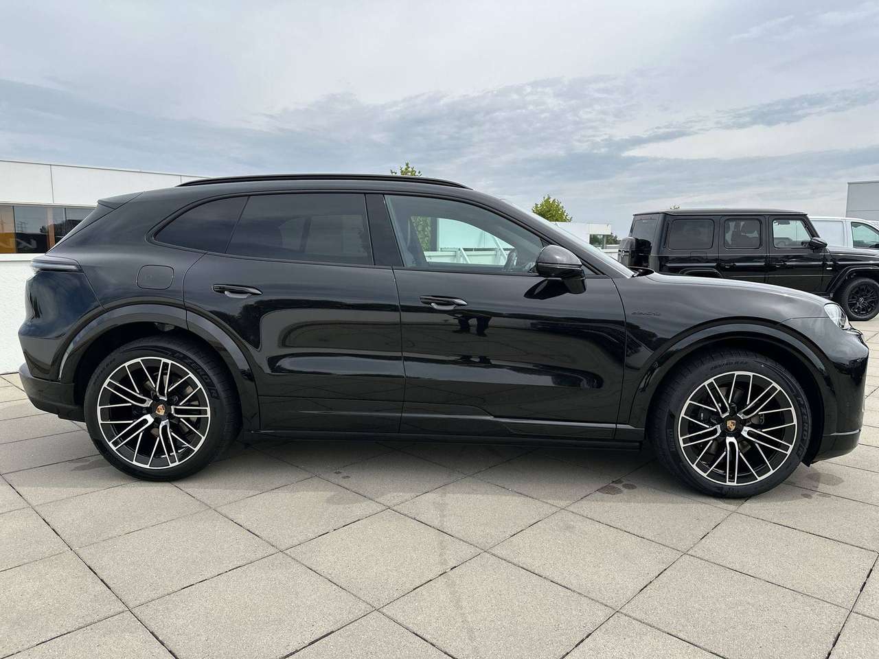 Porsche Cayenne ELECTRIC Trekhaak Pano Dak 22"Achterasbesturing Sport design pakket — foto 4 van 19