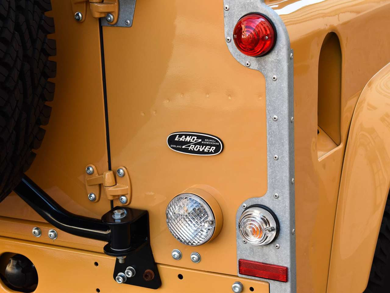 Land Rover Defender 90 / 2.2 TD4 / "Borrego Yellow Heritage" — foto 13 van 22
