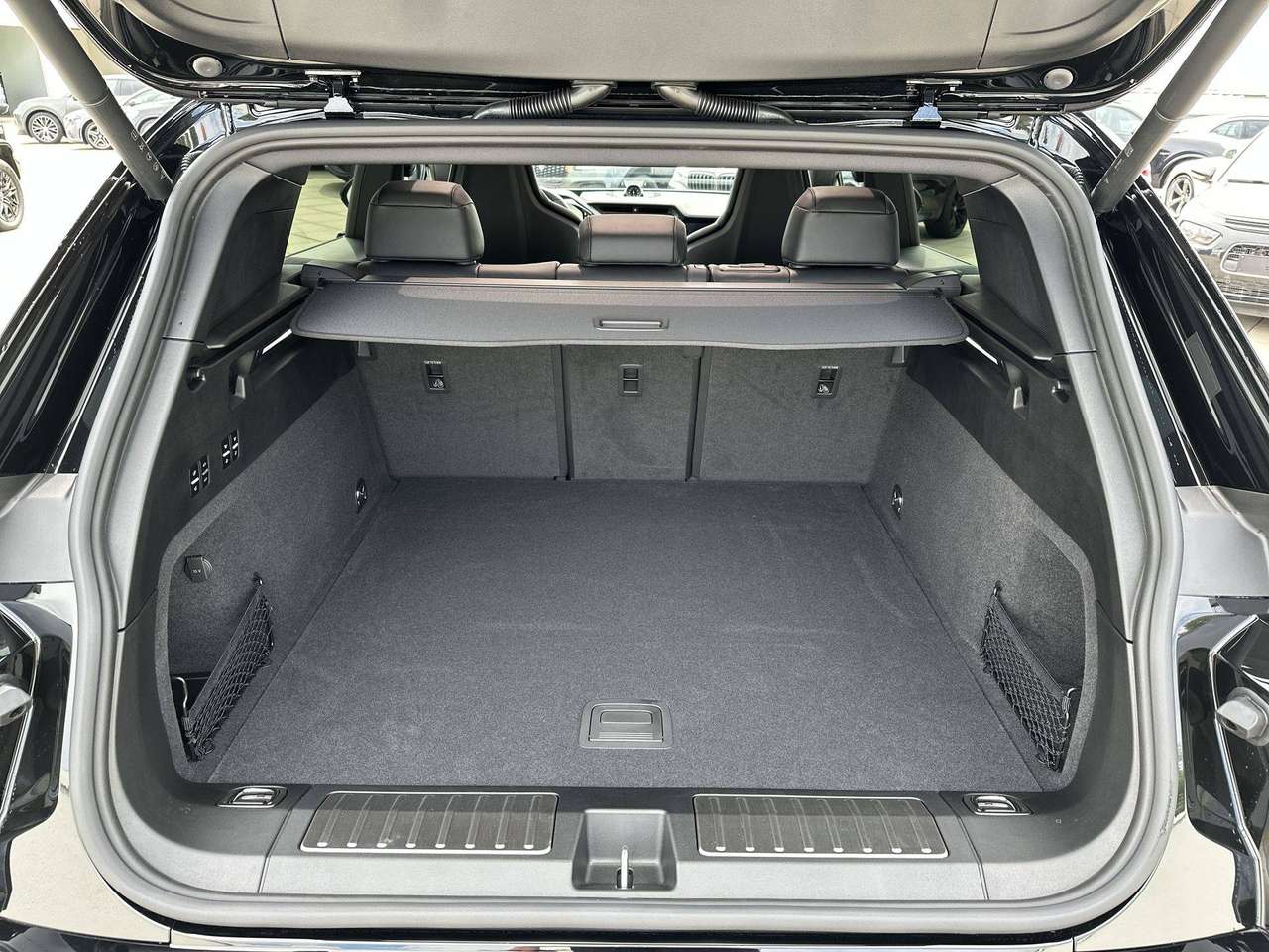 Porsche Cayenne ELECTRIC Trekhaak Pano Dak 22"Achterasbesturing Sport design pakket — foto 10 van 19