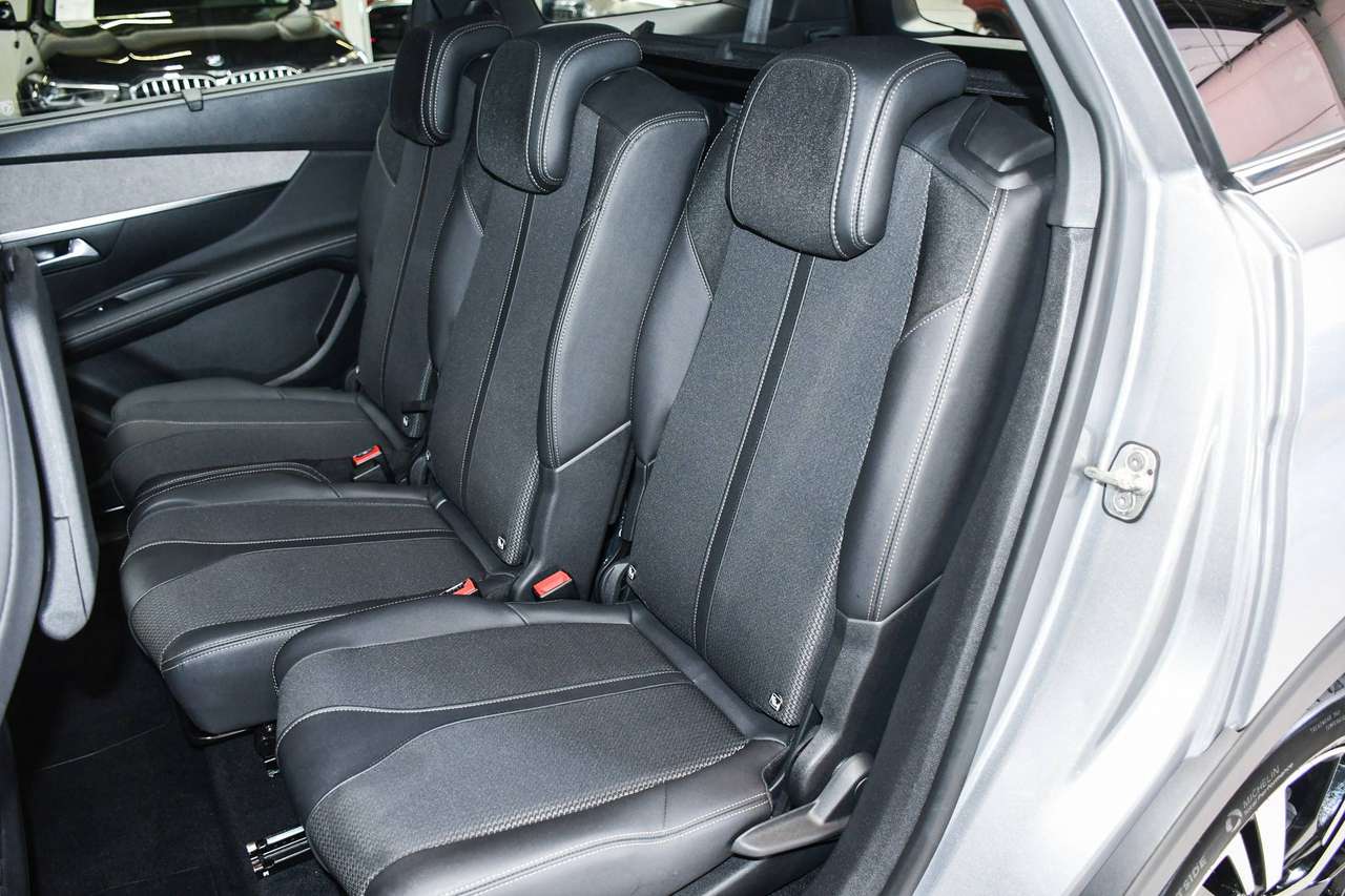 Peugeot 5008 5008 1.2 PureTech GT-Line 7pl Automaat - NAVIGATIE / CAMERA / SMARTLINK / BLIS / ACC — foto 19 van 22