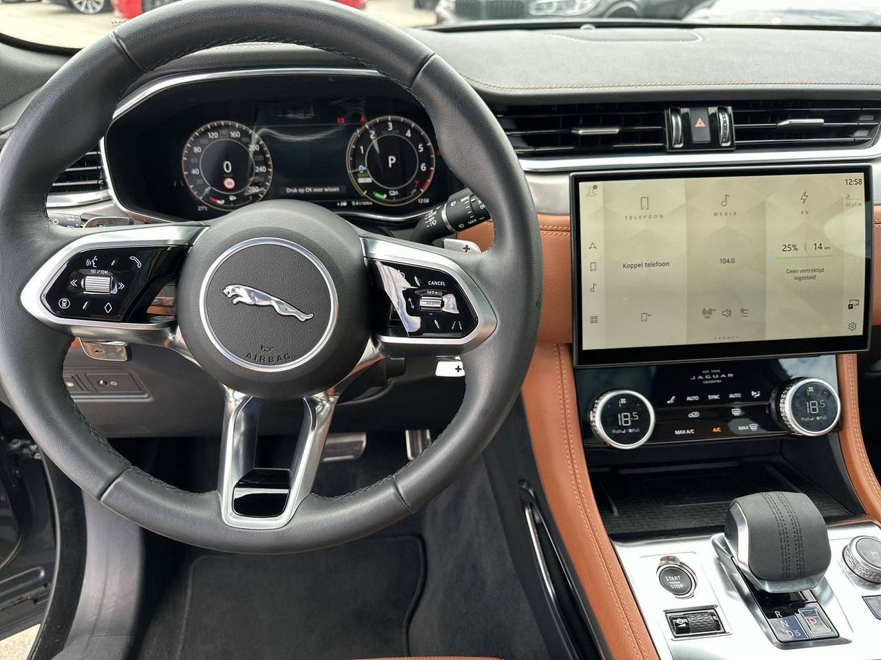 Jaguar F-Pace F-Pace PHEV 2.0 T AWD P400e R-Dynamic HSE — foto 18 van 19