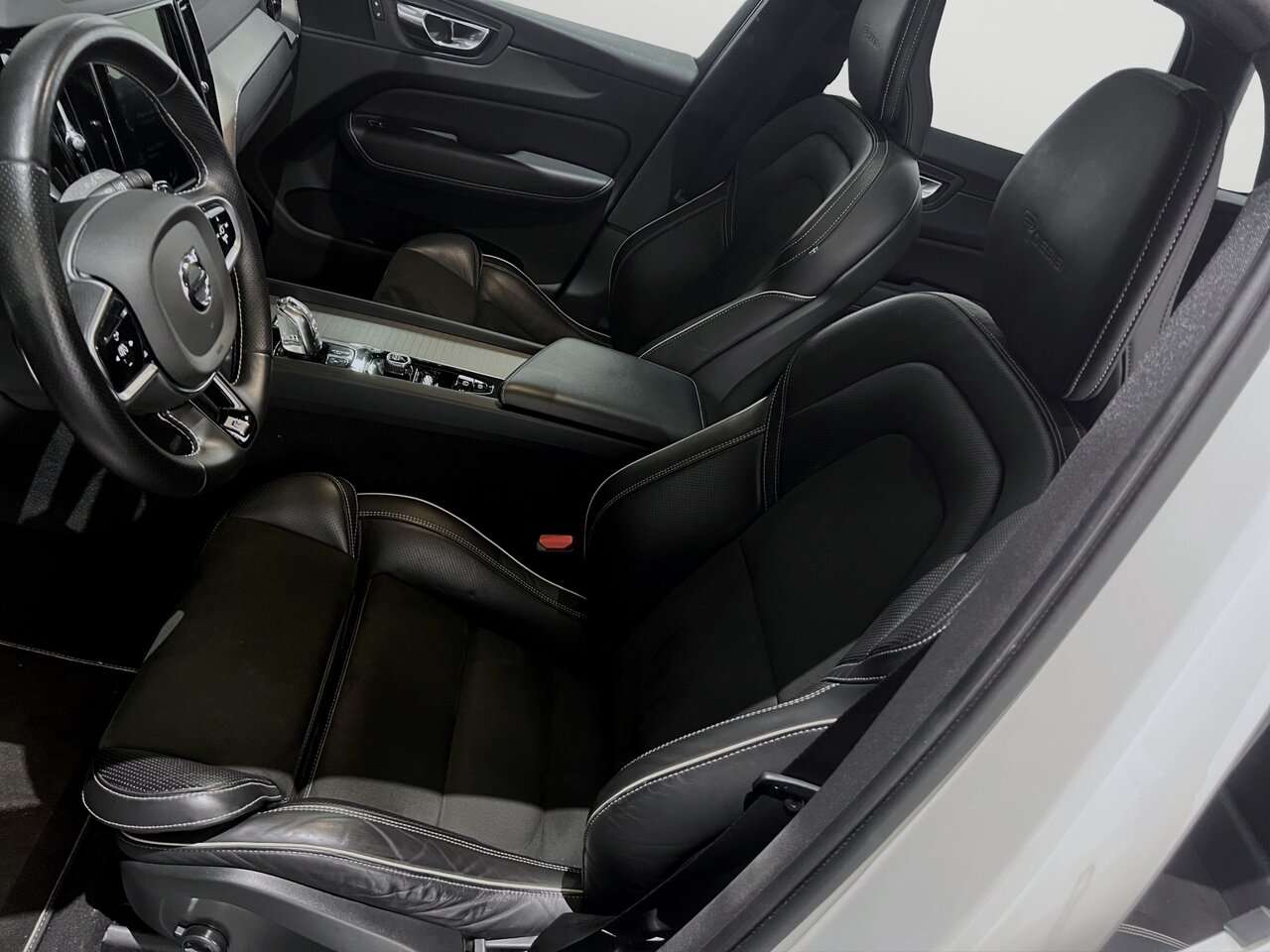 Volvo XC60 T8 AWD Recharge Plug in/R design/Safety pack — foto 10 van 16