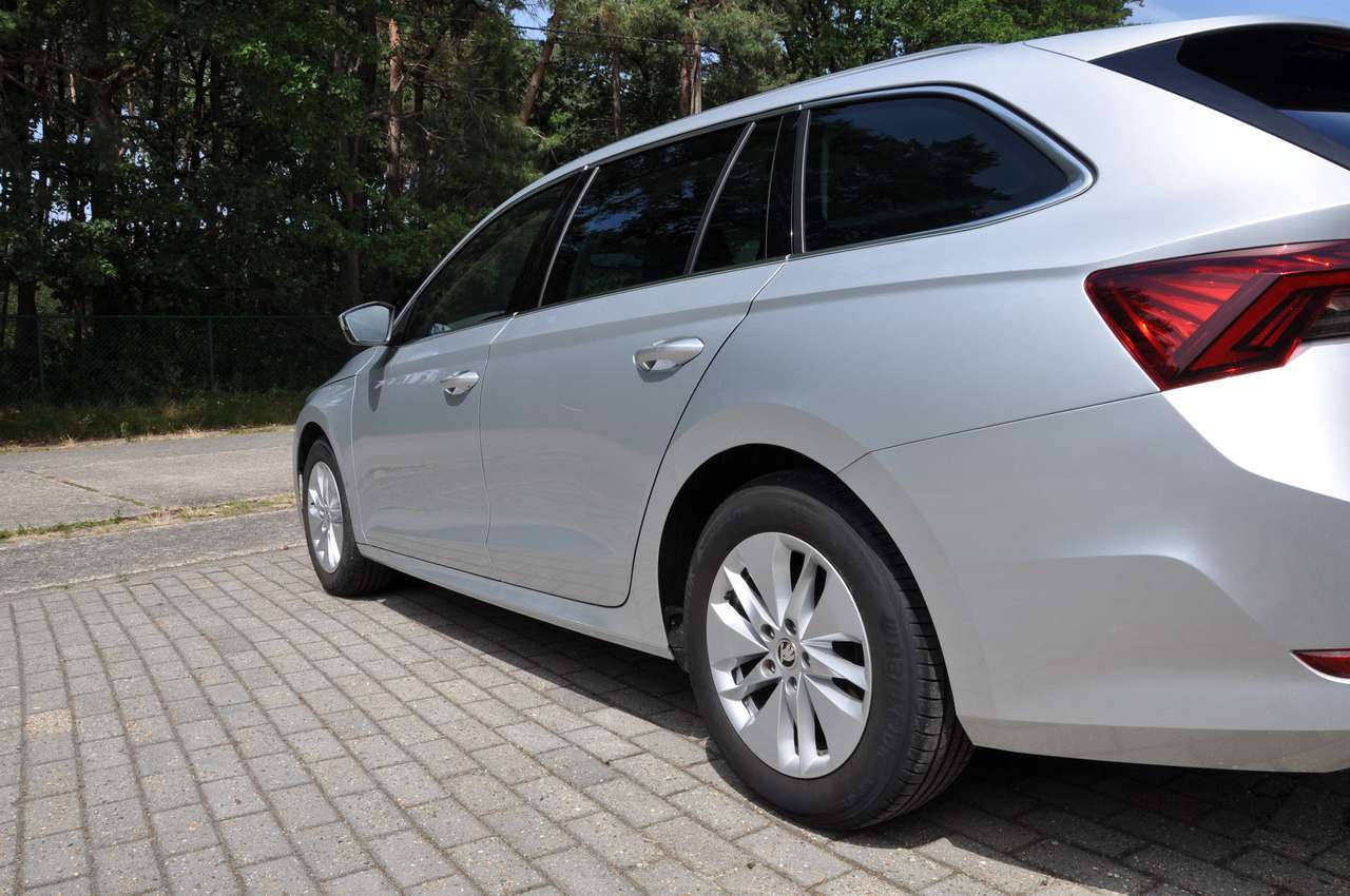 Skoda Octavia Combi "Break" CLEVER 1.0 TSI eTec - AUTOMAAT - MILD HYBRIDE -16.000 Km — foto 3 van 15