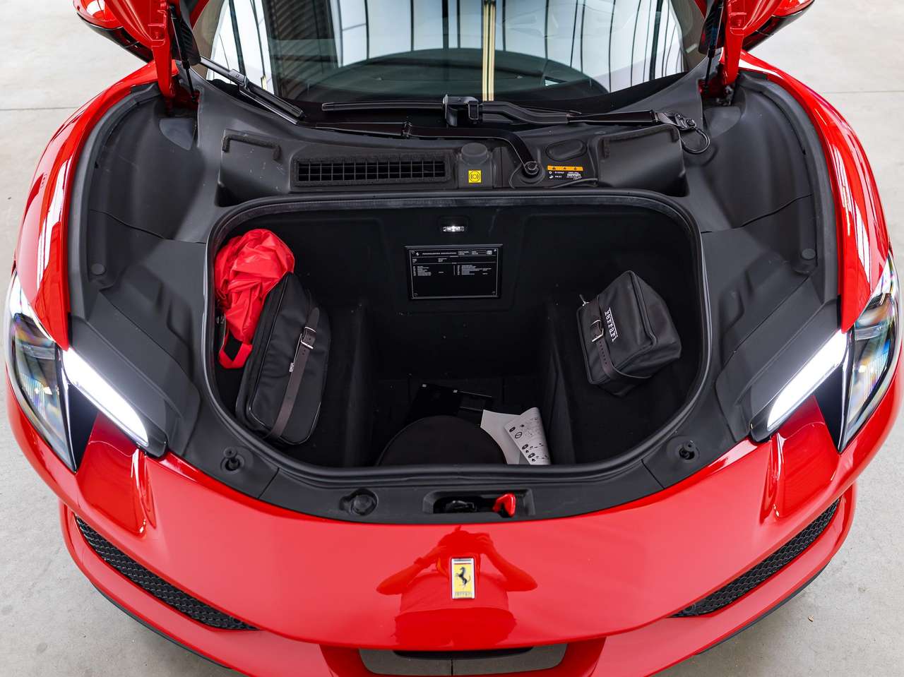 Ferrari 296 GTB FULL PPF|FREE FERRARI SERVICE UNTIL 2029|FRONT LIFT|CARBON STEERING WHEEL|CARBON DETAILS|CAMERA|ELECTRIC-SEATS|LA| — foto 11 van 25
