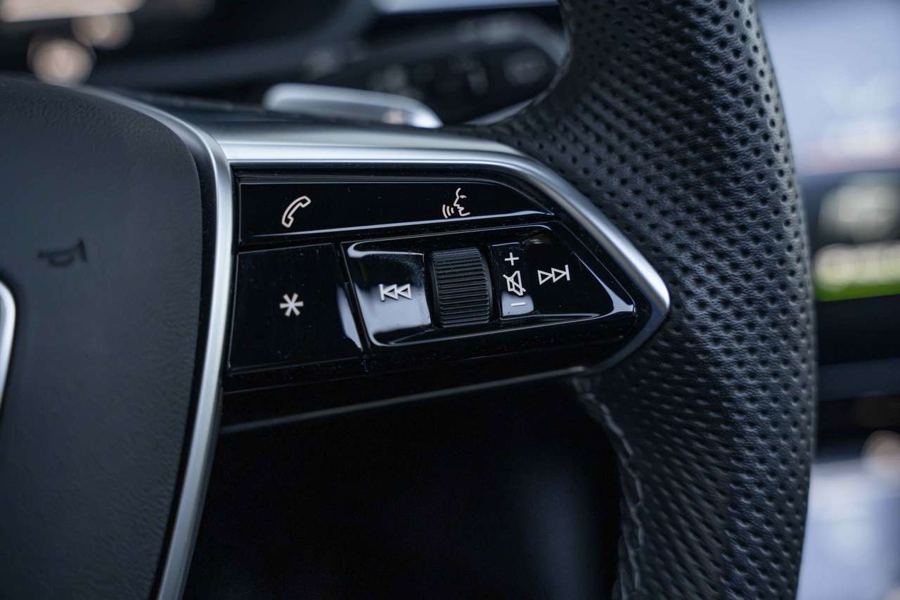 Audi e-tron 55 Quattro S-LINE/MATRIX//BLACKEDITION/94%SOH/PANO/NACHTZICHT/B&O/HUD/360° — foto 17 van 25