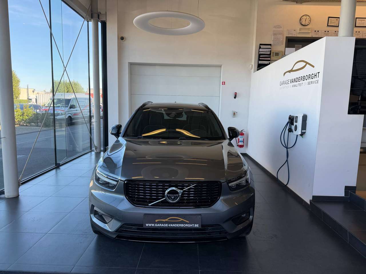 Volvo XC40 R-DESIGN D4 AWD AUTOMAAT LEDER PANO DAK — foto 2 van 23