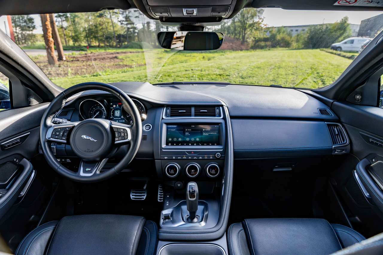 Jaguar E-Pace R-DYNAMIC-LED*PANO*MERIDON* — foto 18 van 25