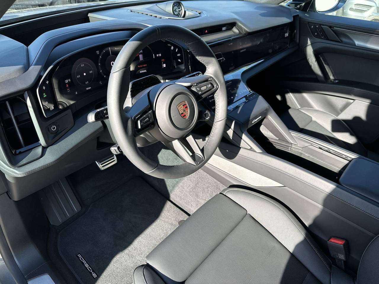 Porsche Cayenne ELECTRIC Trekhaak Pano Dak 22" Sport Design Pack — foto 15 van 18