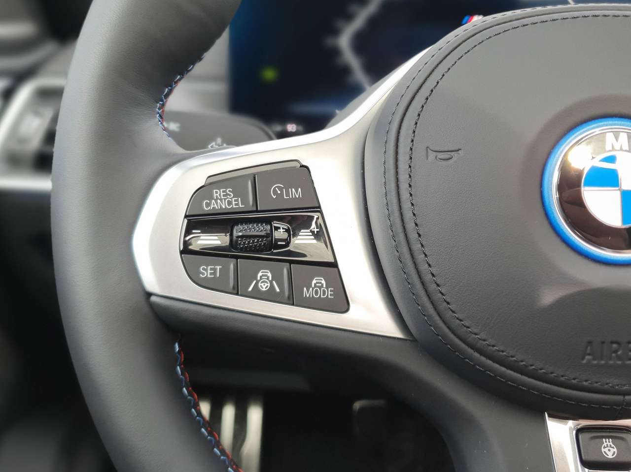 BMW i4 M50 xDrive 544pk 83kWh M-Sport - individual - Laser lights - Pano - trekhaak - SOH 99,2% — foto 18 van 24