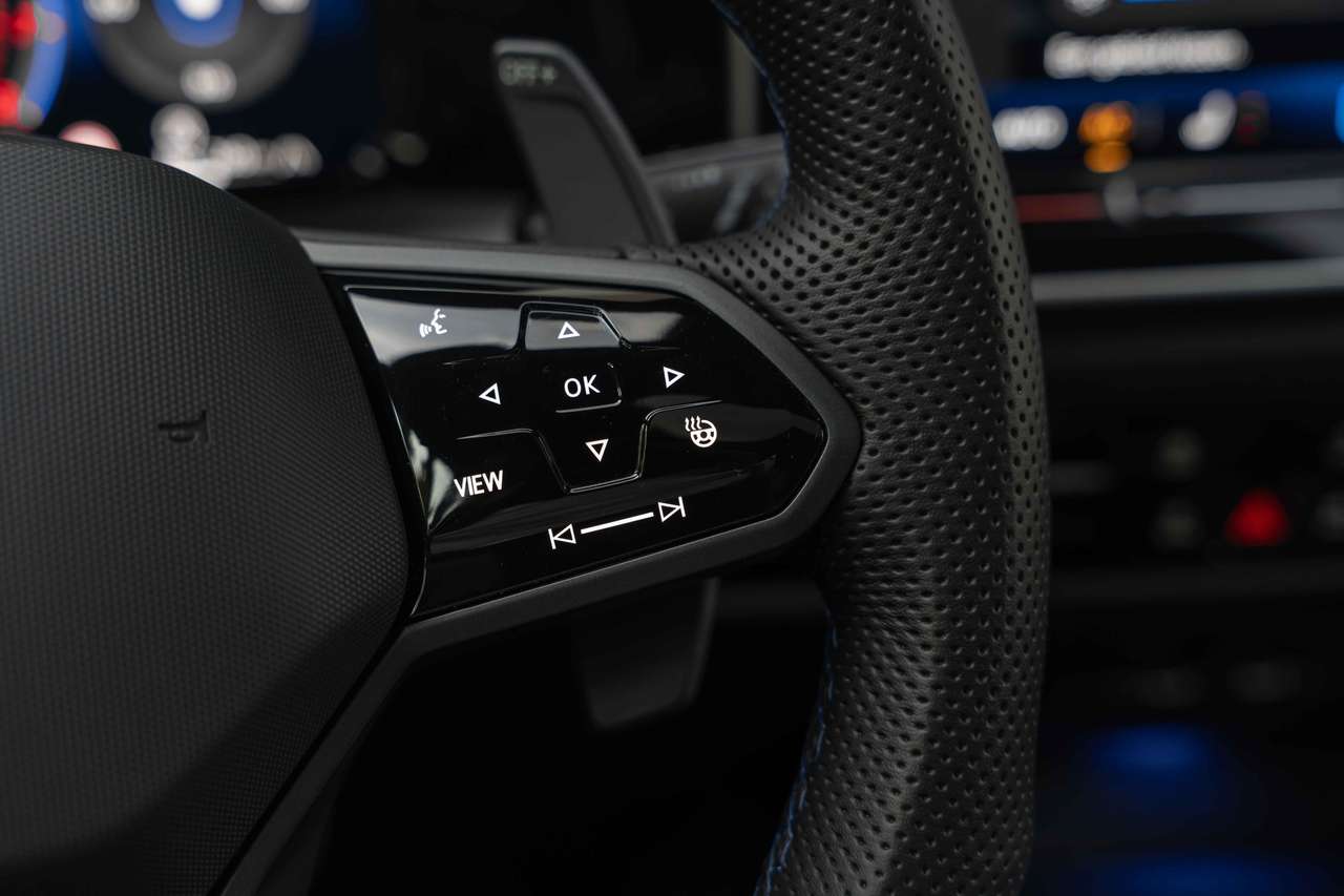 Volkswagen Golf R 4MOTION 'Black Edition' PANO/MATRIX/AKRAPOVIC/ACC/CAMERA/H&K/19" — foto 15 van 25