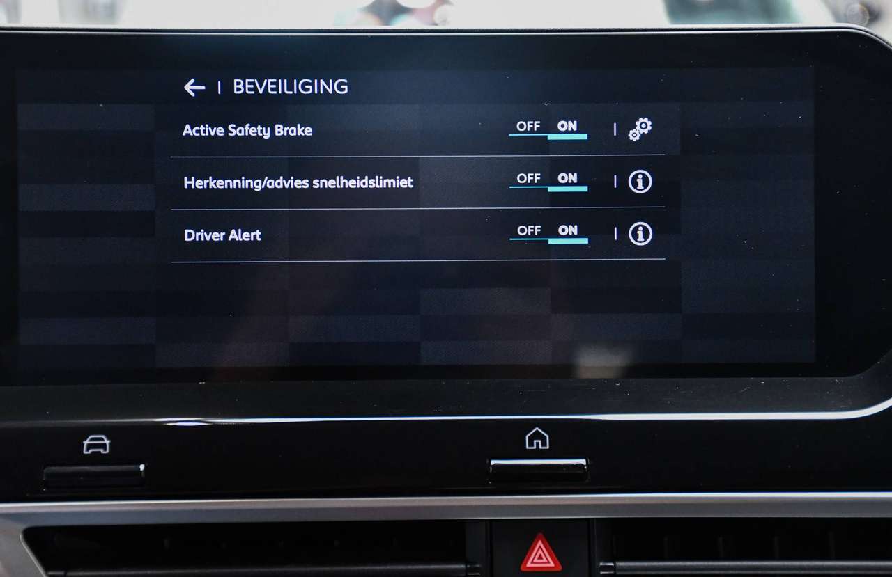 Citroen C4 C4 1.2 PureTech Feel - NAVIGATIE VIA SMARTLINK / CAMERA / PDC / CC / AIRCO — foto 12 van 17