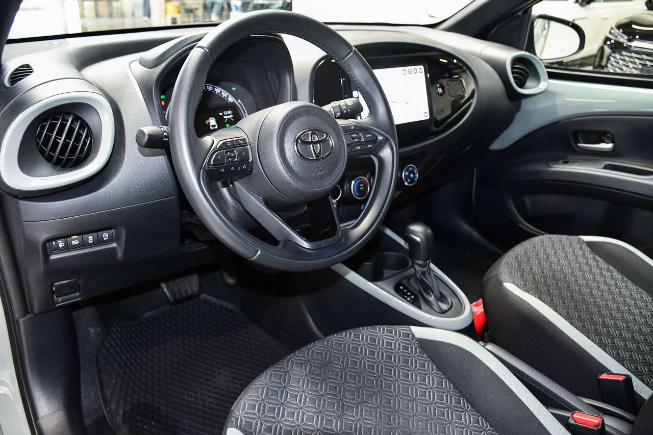 Toyota Aygo X Aygo X Air-Pulse + Tech Pack - NAVIGATIE VIA SMARTLINK / CAMERA / ACC / AIRCO — foto 8 van 18