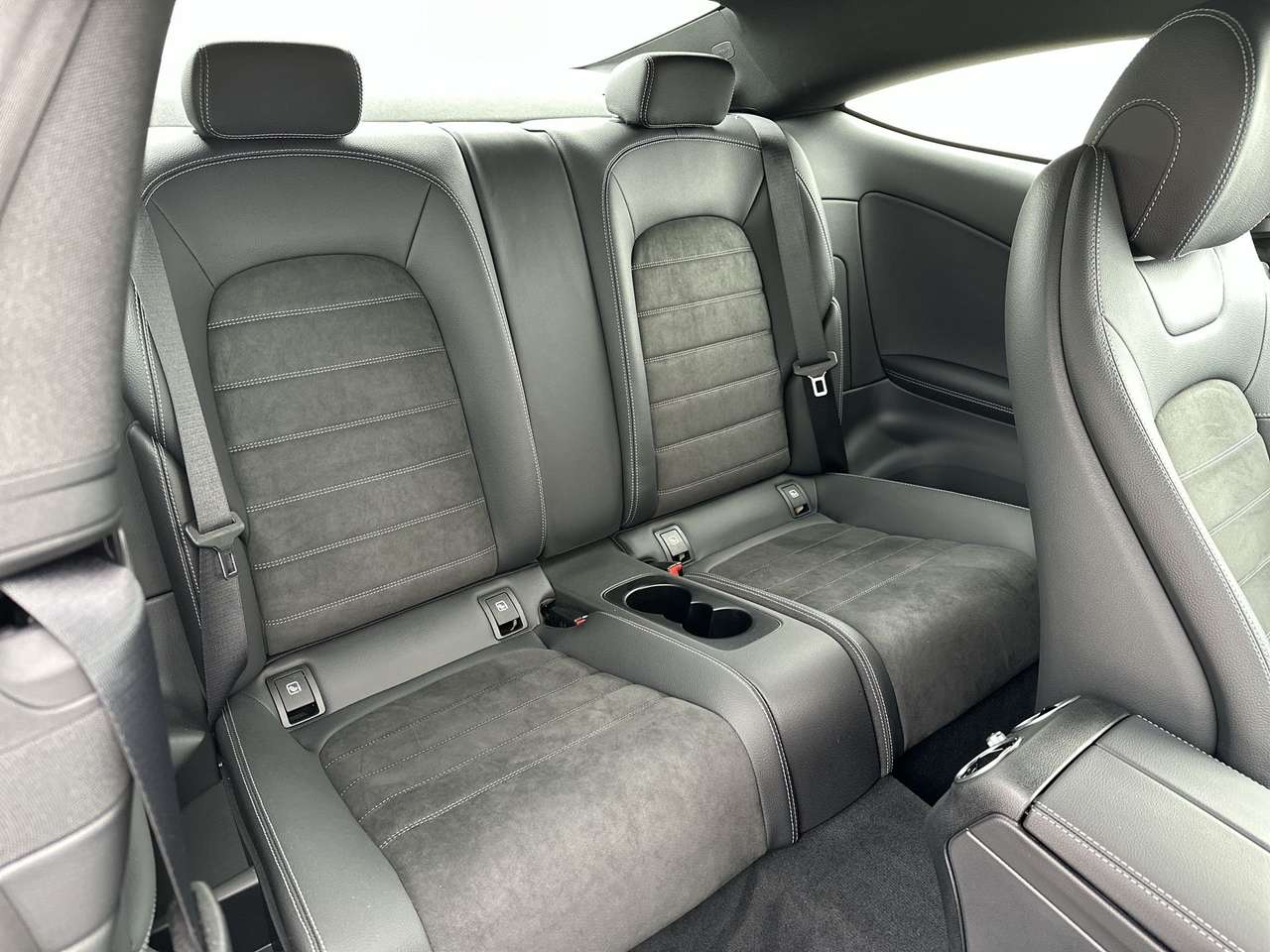 Mercedes-Benz C 180 COUPE AMG/PARKEERPAK/9G TRON/VERWARM ZETELS — foto 13 van 16