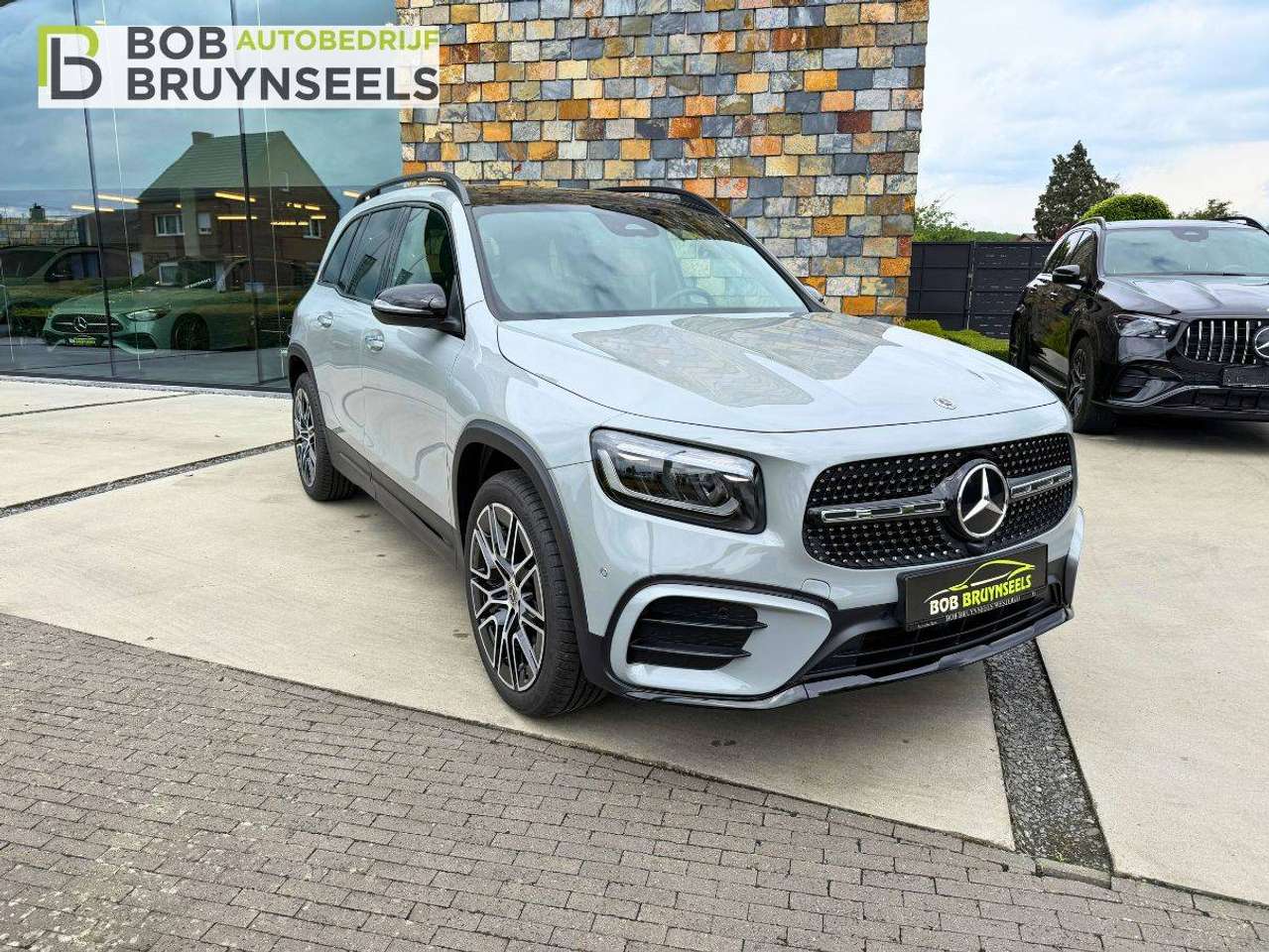 Mercedes-Benz GLB 180 AMG Line | Alpinegrijs | Lifecycle Edition | Nightpakket | Panodak | Camera |Keyless GO — foto 3 van 20