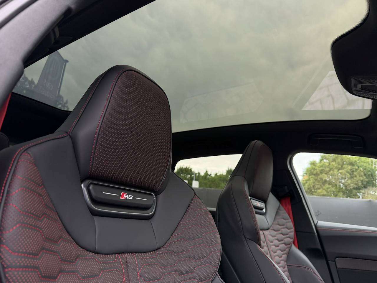 Audi RS5 AVANT BESCHIKBAAR TECH PRO SPORTPACK KERAMISCHE REMMEN PANORAMA GEKOELDE ZETELS MASSAGE B&O 360° CAM — foto 14 van 25