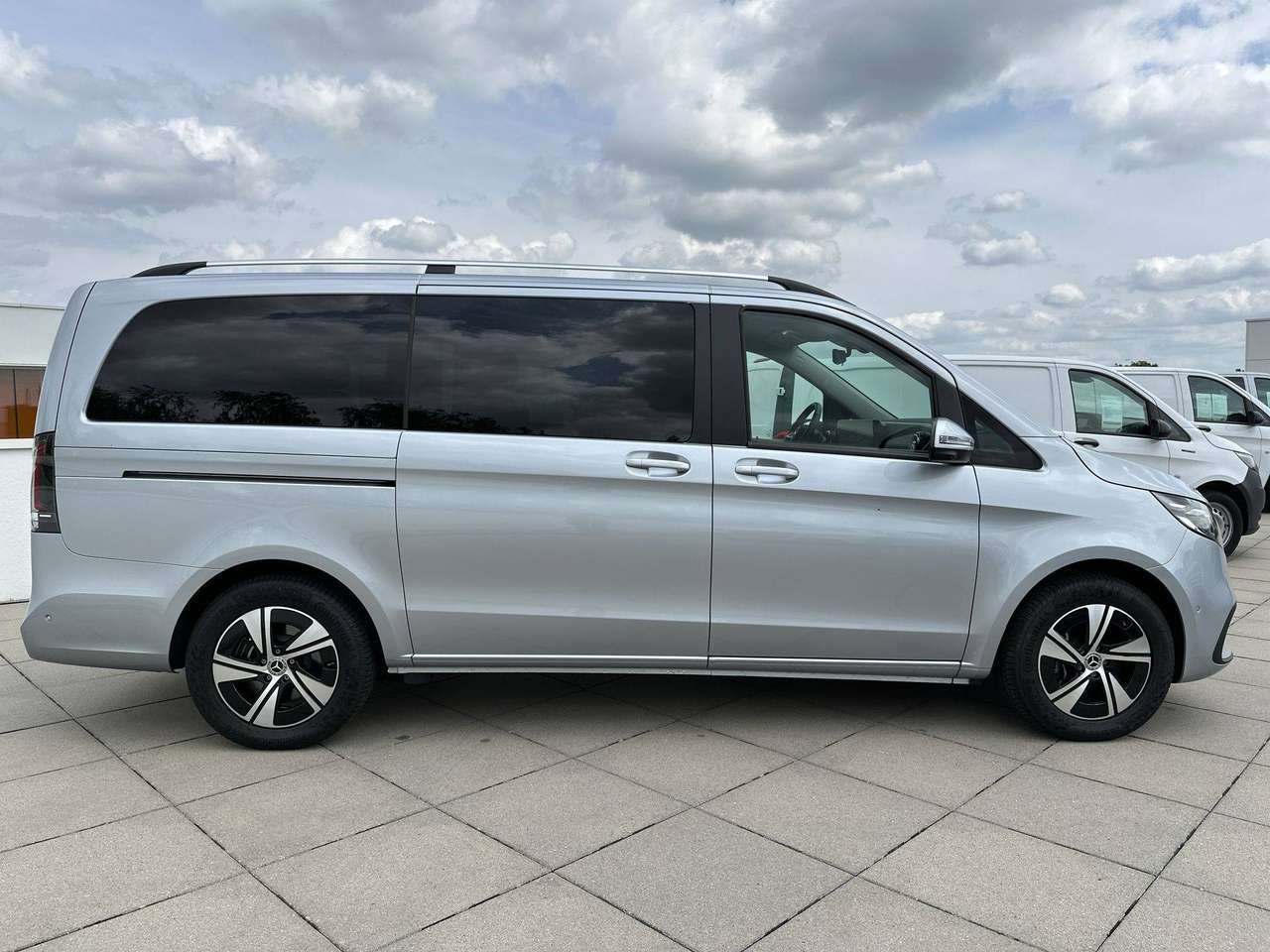Mercedes-Benz V 300 benzine Style L2  Nieuw model Geheel lederen interieur Navi Burmester — foto 3 van 19