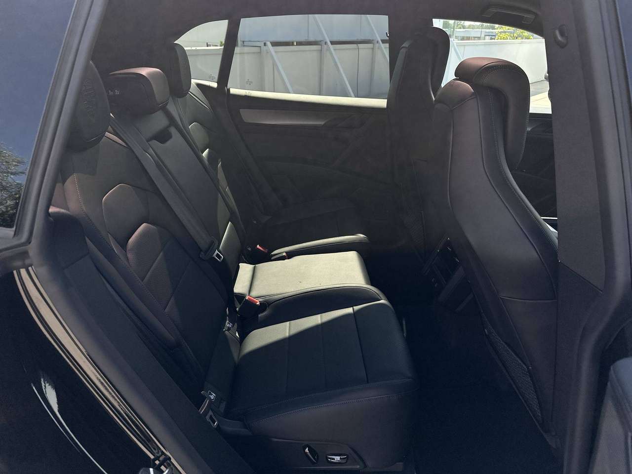 Porsche Cayenne ELECTRIC Trekhaak Pano Dak 22" Drive Assist Pano Dak — foto 18 van 19