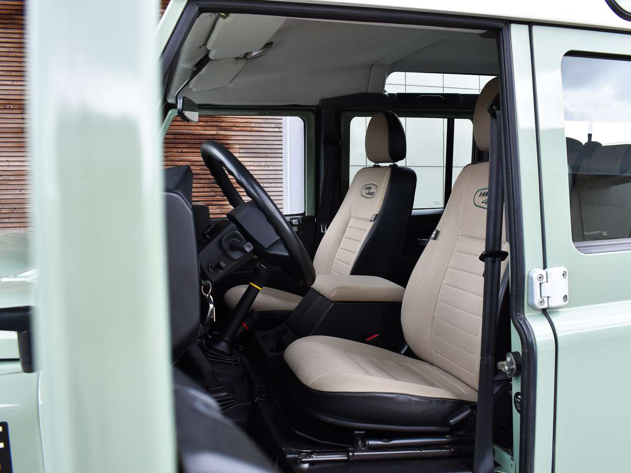 Land Rover Defender 110 2.2 TD4 - "Heritage Edition" — foto 9 van 25