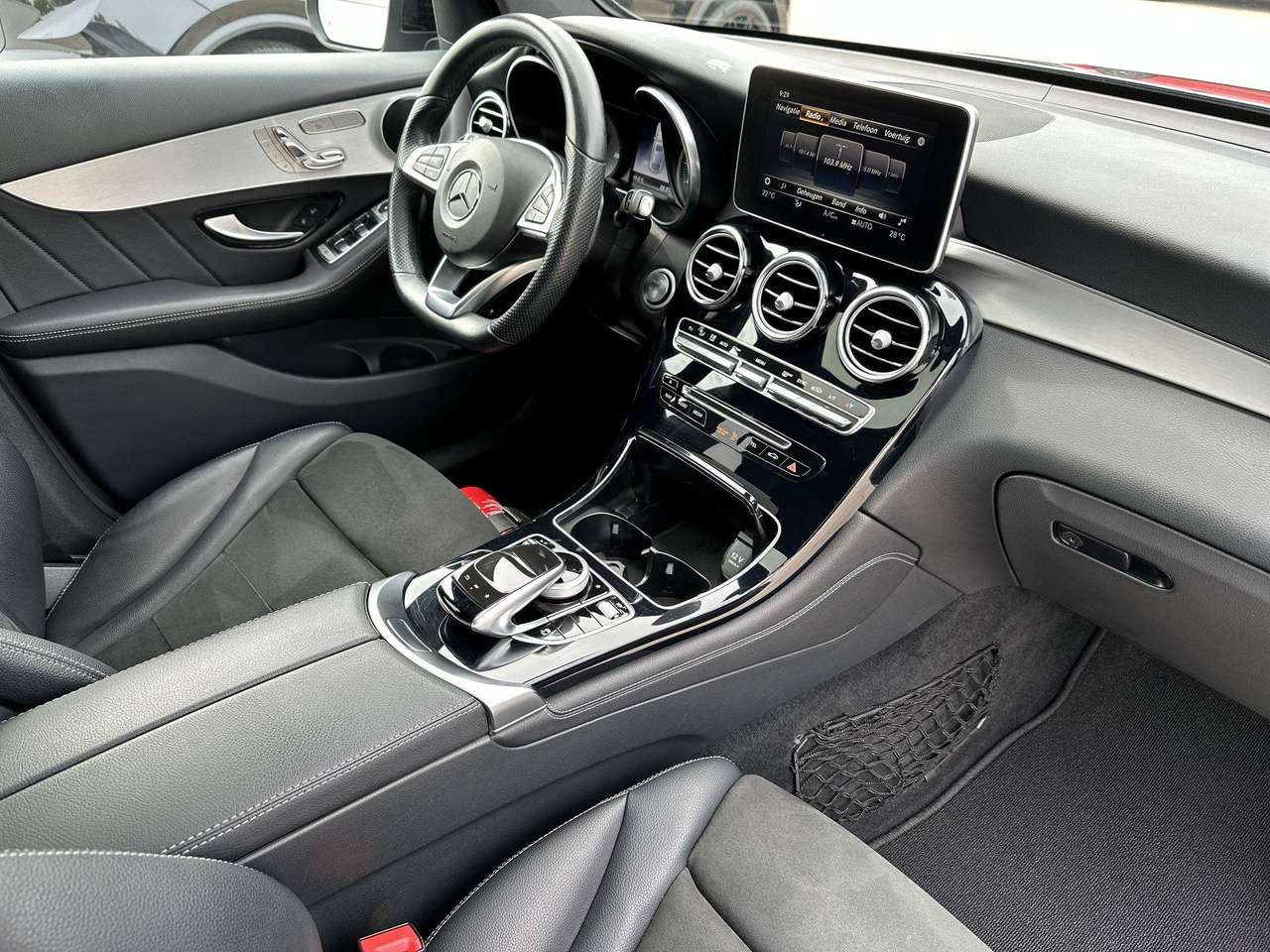 Mercedes-Benz GLC 250 D 4-Matic COUPE  AMG pakket Schuifdak Luchtvering 360° Night Full!!! — foto 9 van 19