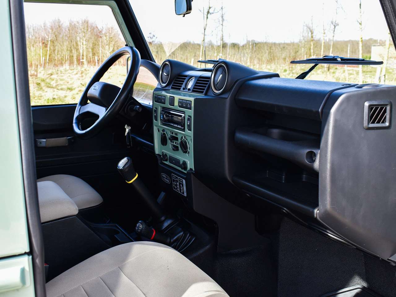 Land Rover Defender 90 / 2.2 TD4 / "Heritage Edition" — foto 19 van 24
